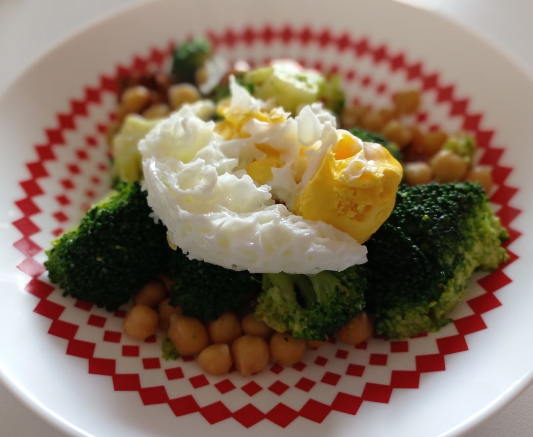 Garbanzos con brocoli y huevo Garbanzos con brocoli y huevo
