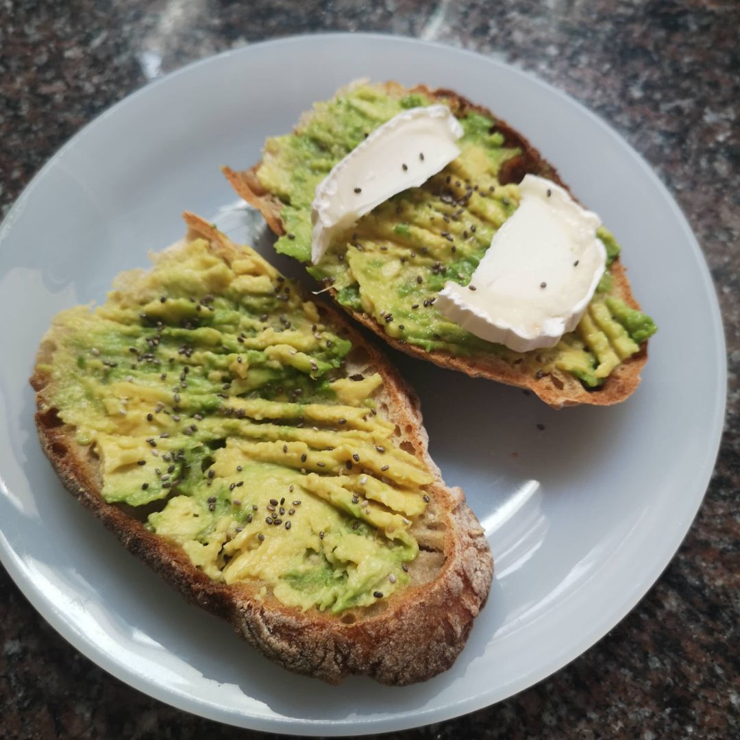 Tostadas con aguacate, queso de cabra y Chía Tostadas con aguacate, queso de cabra y Chía