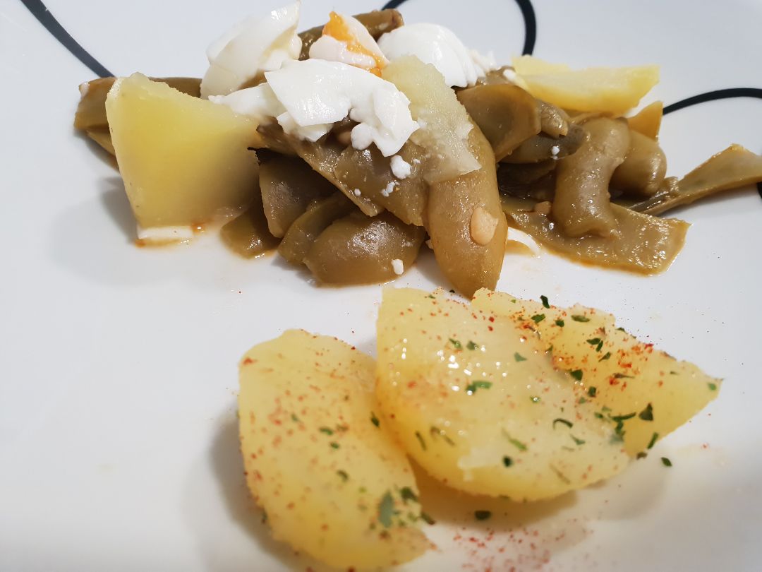 Vainas con huevo y patata cocida 