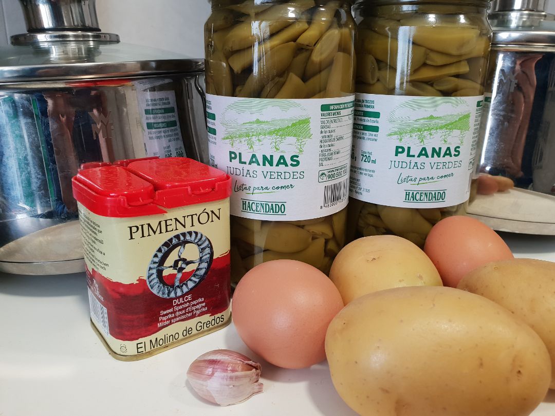 Vainas con huevo y patata cocida  Paso 1