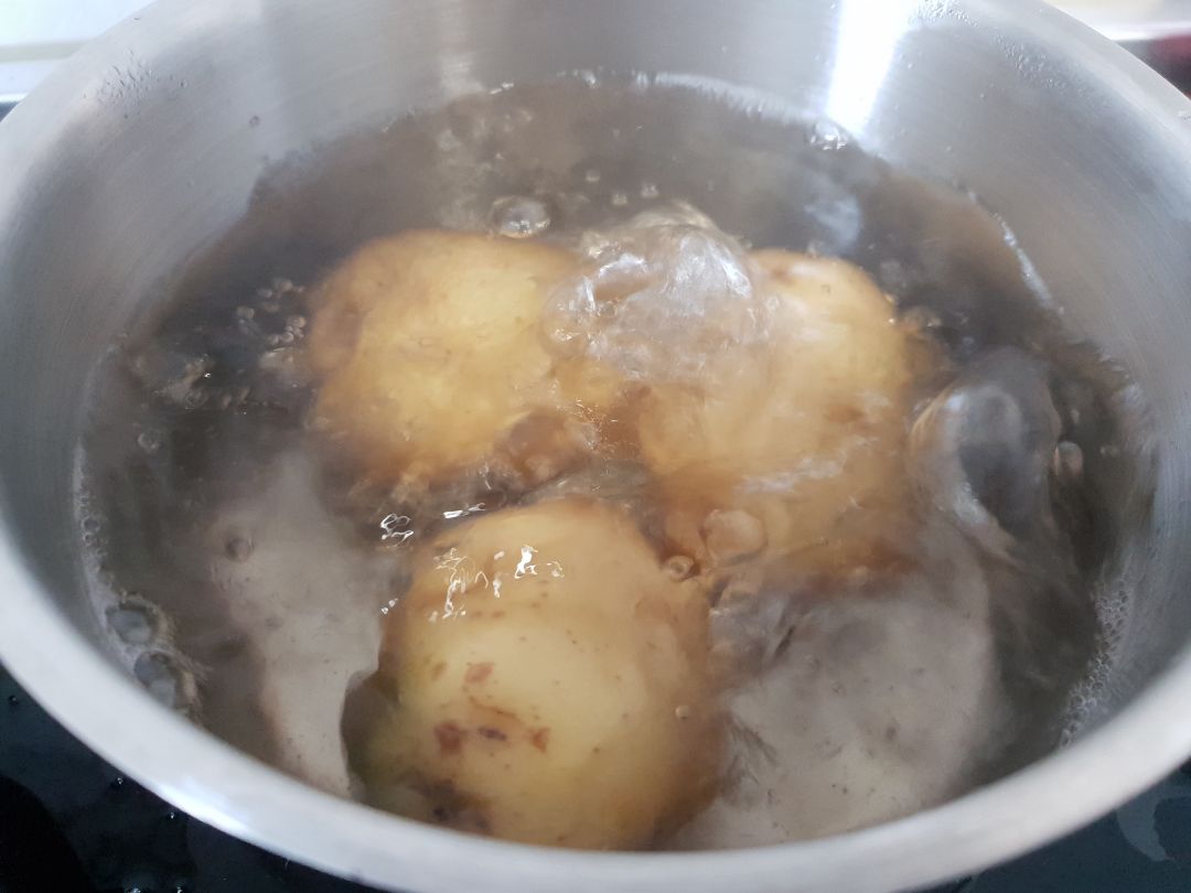 Vainas con huevo y patata cocida  Paso 2