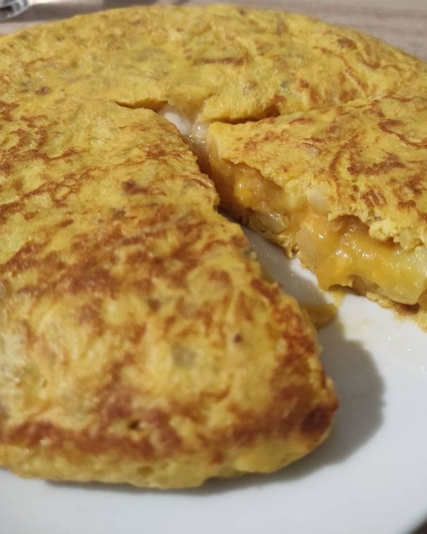 Tortilla de cebolla caramelizada y queso de cabra Tortilla de cebolla caramelizada y queso de cabra