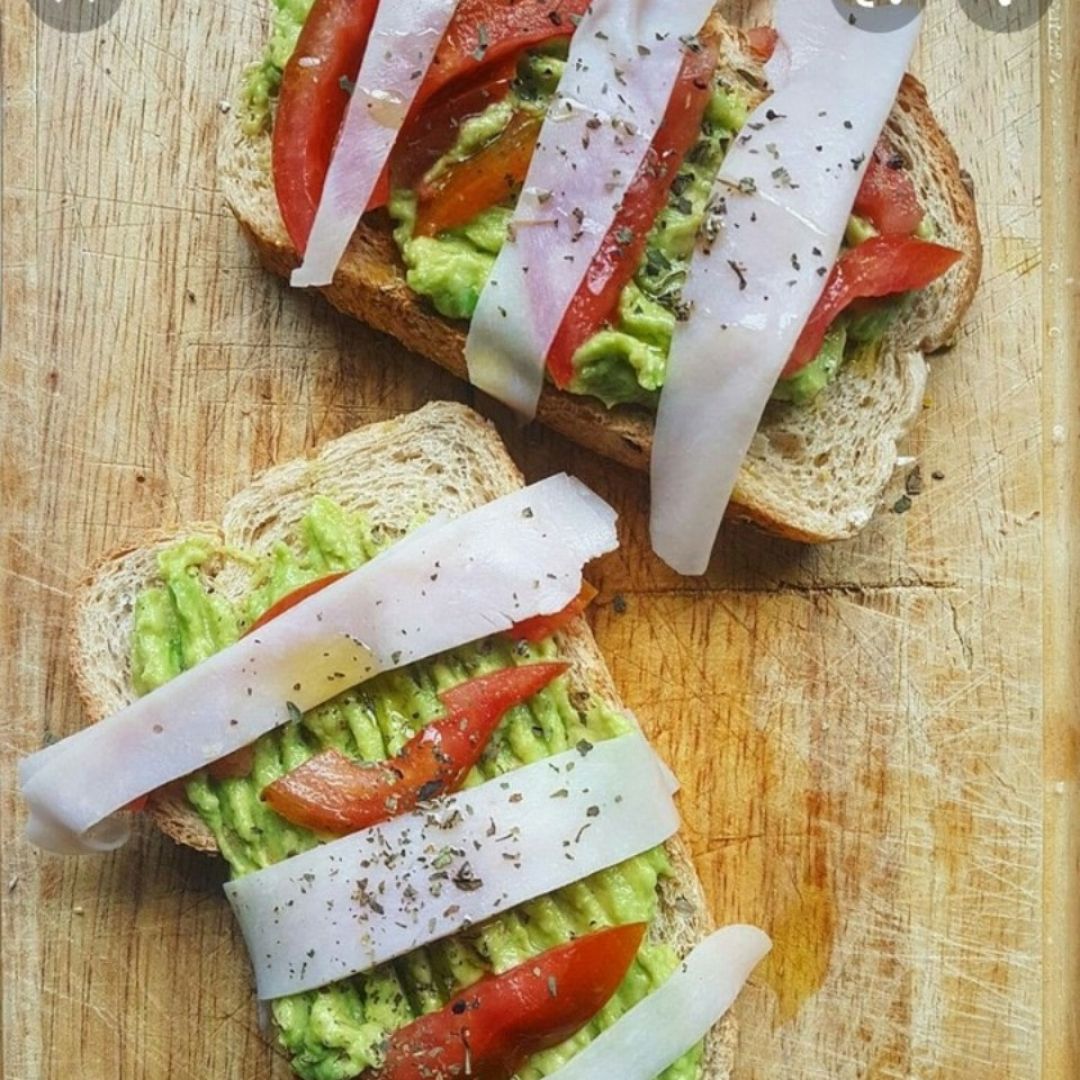 Tostada aguacate, tomate y jamón cocido