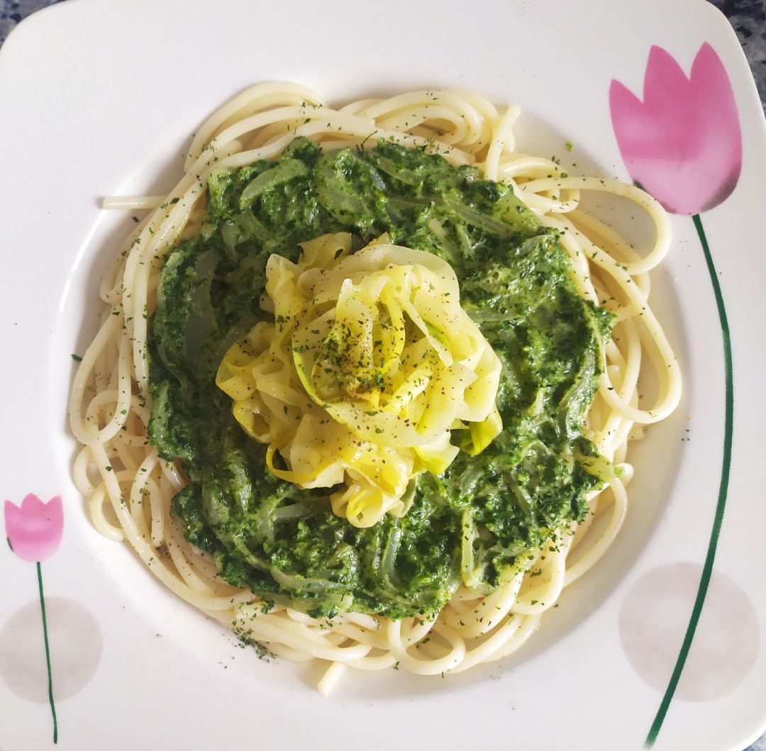 Pasta con espinacas 🥬 y calabacín 🥒 Pasta con espinacas 🥬 y calabacín 🥒