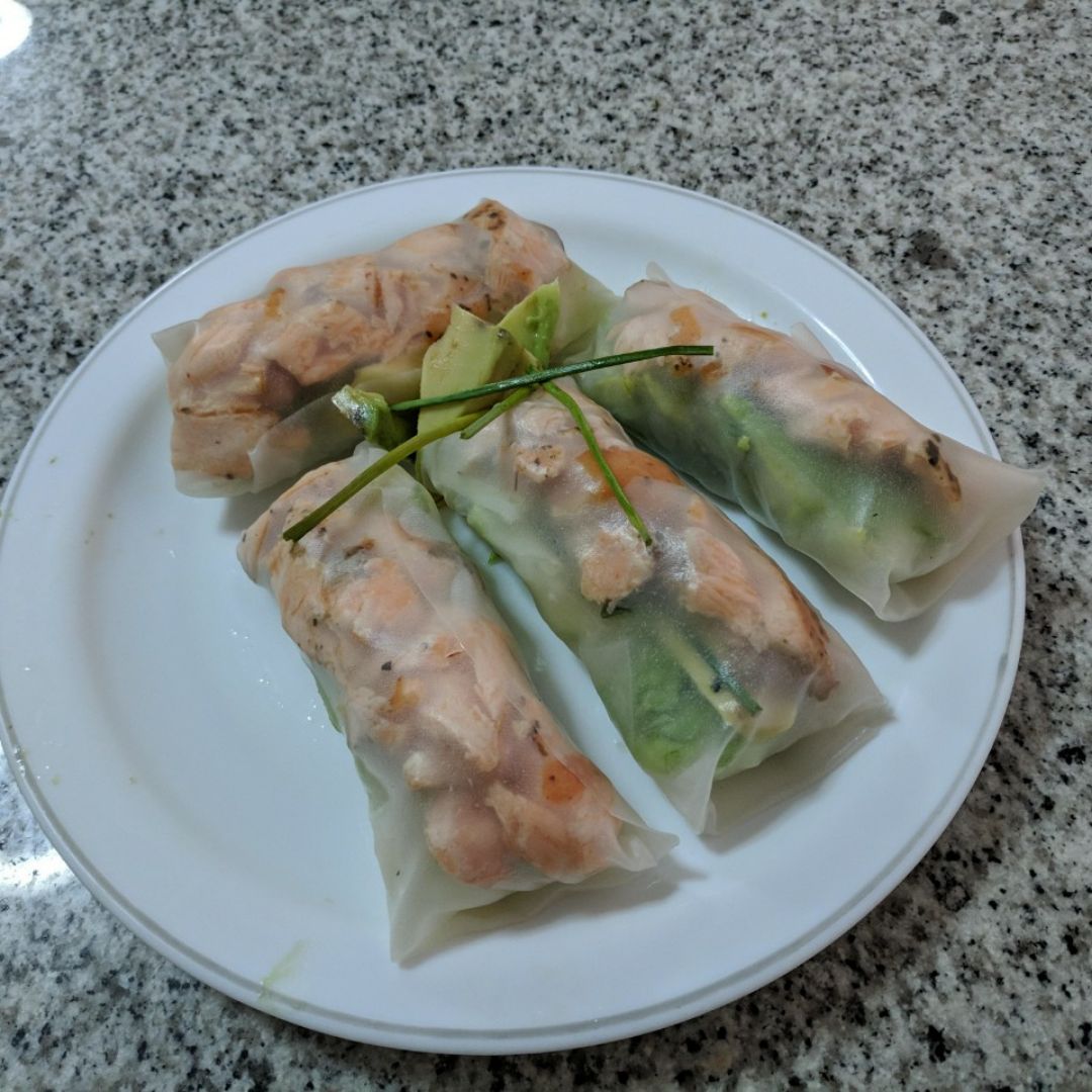 Rollitos orientales de salmón y aguacate Rollitos orientales de salmón y aguacate
