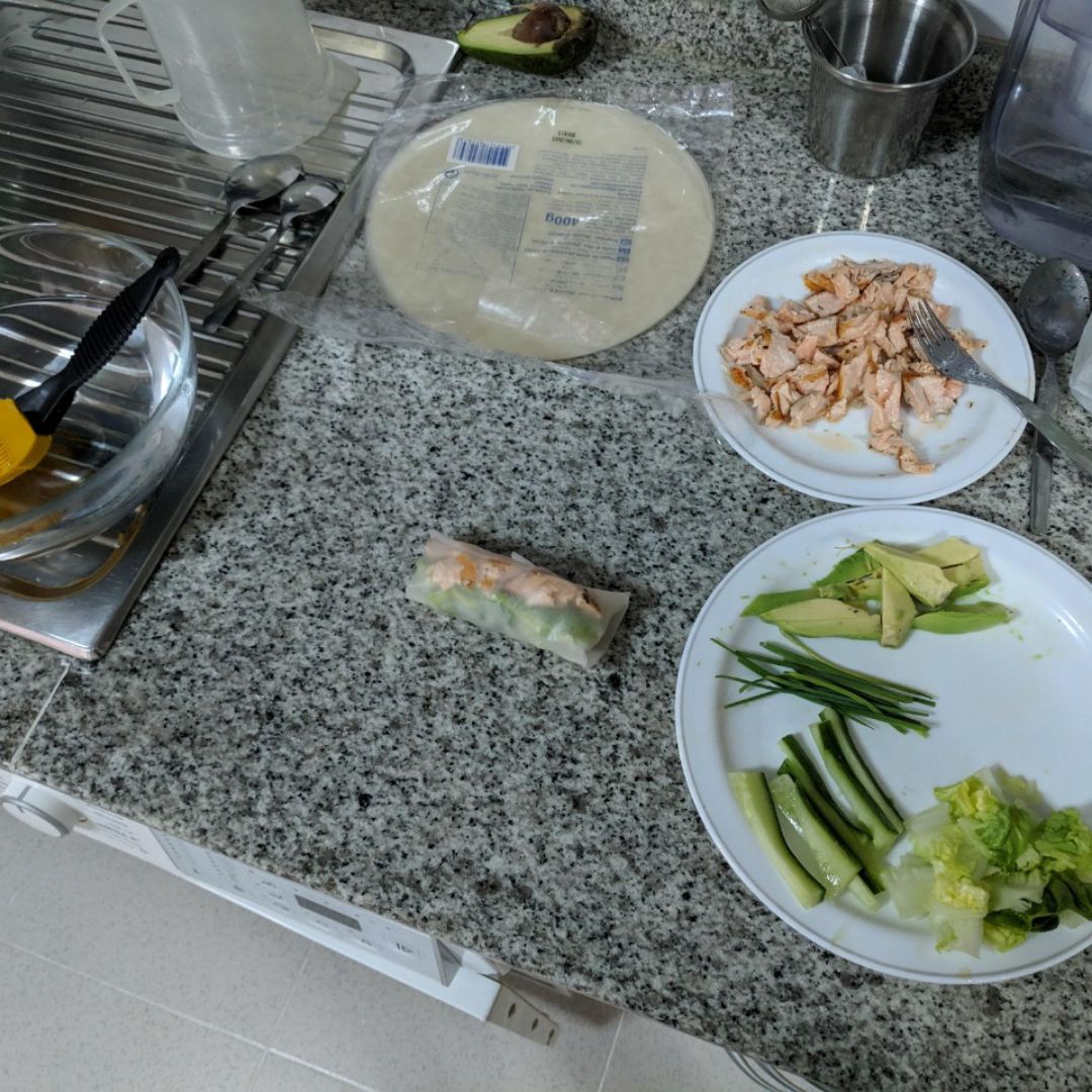 Rollitos orientales de salmón y aguacate Paso 2 Rollitos orientales de salmón y aguacate Paso 2