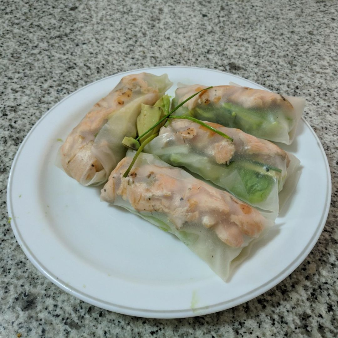 Rollitos orientales de salmón y aguacate Paso 6 Rollitos orientales de salmón y aguacate Paso 6