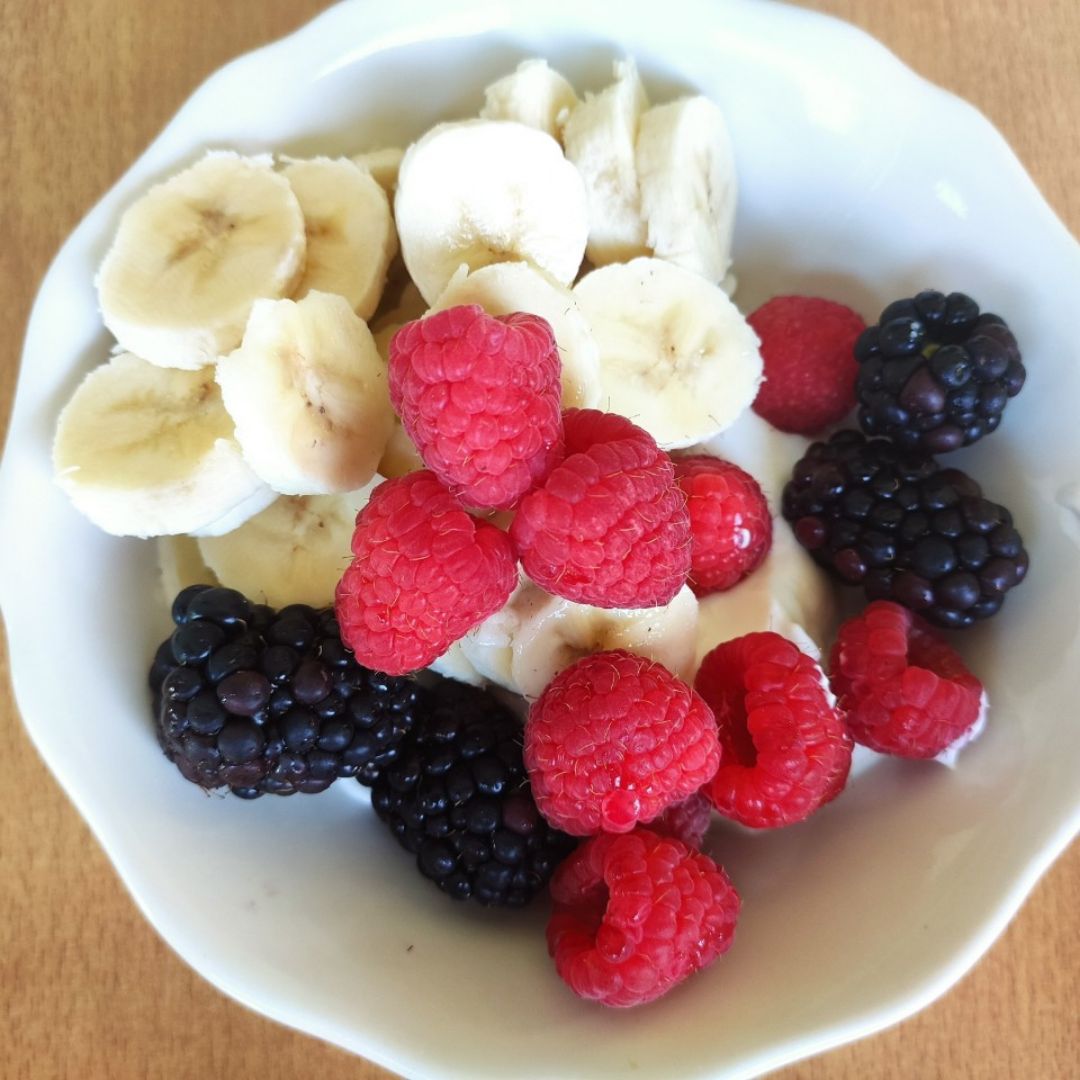 Yogurt griego 0% con plátano y frutos rojos Yogurt griego 0% con plátano y frutos rojos