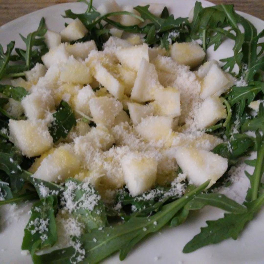 Ensalada de rúcula con pera y grana padano Ensalada de rúcula con pera y grana padano