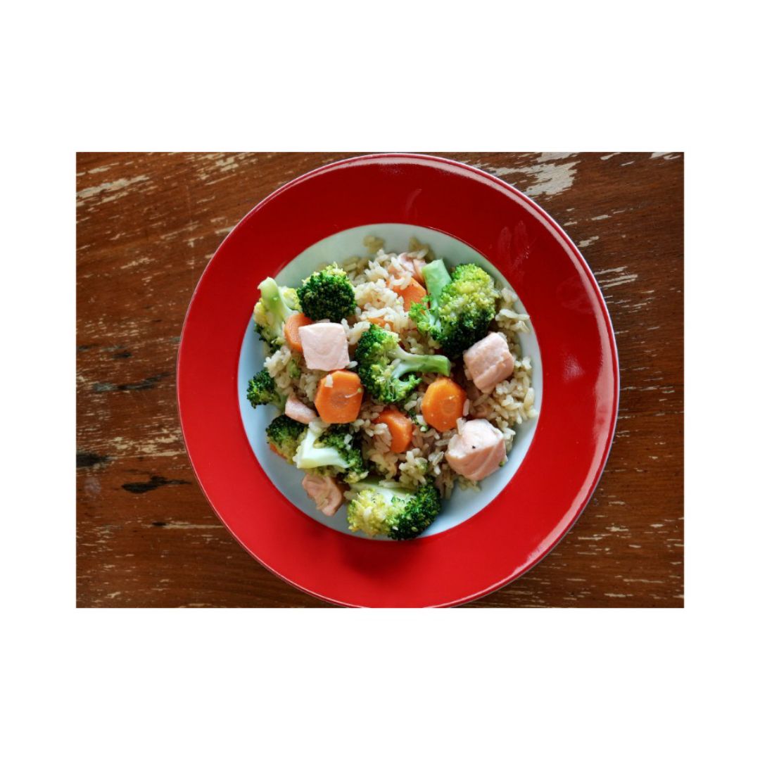 Arroz integral con salmón y verduras Arroz integral con salmón y verduras