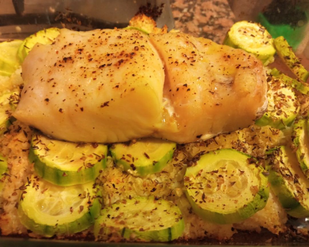 Suprema de merluza con calabacín y arroz de coliflor al horno