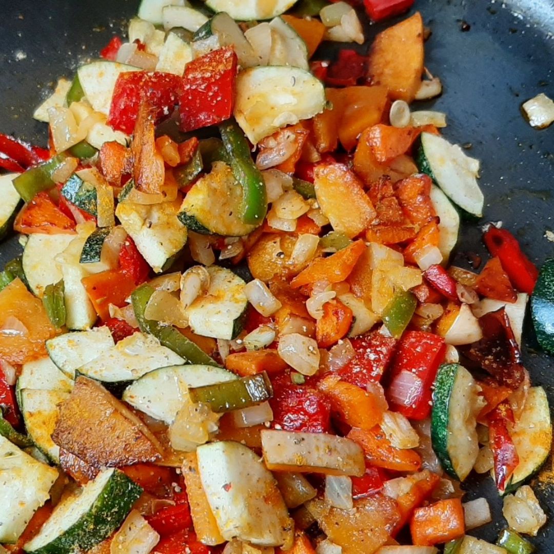 Wok de verduras y fideos asiáticos🍜🥕🫑🌶🥒🧅 Paso 9 Wok de verduras y fideos asiáticos🍜🥕🫑🌶🥒🧅 Paso 9