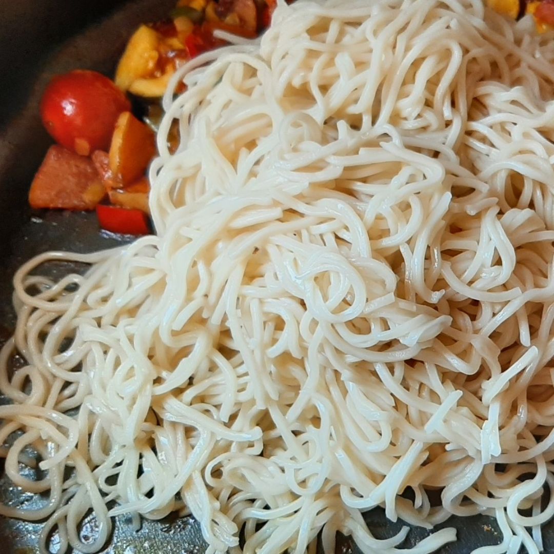 Wok de verduras y fideos asiáticos🍜🥕🫑🌶🥒🧅 Paso 12 Wok de verduras y fideos asiáticos🍜🥕🫑🌶🥒🧅 Paso 12