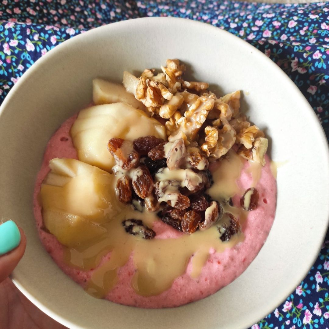 Bol de fresas y queso cottage con nueces y pasas Bol de fresas y queso cottage con nueces y pasas