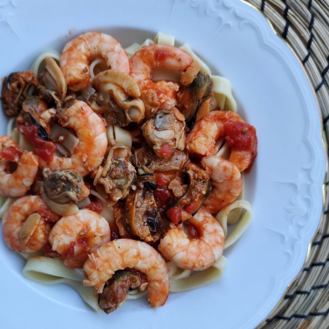 Tagliatelle frutti di mare con langostinos, mejillones y almejas