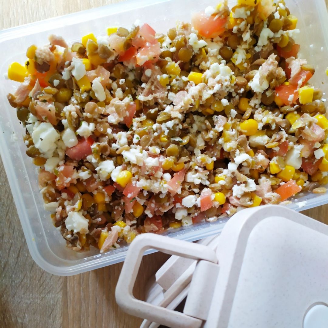 Ensalada de lentejas, maíz, queso fresco y atún