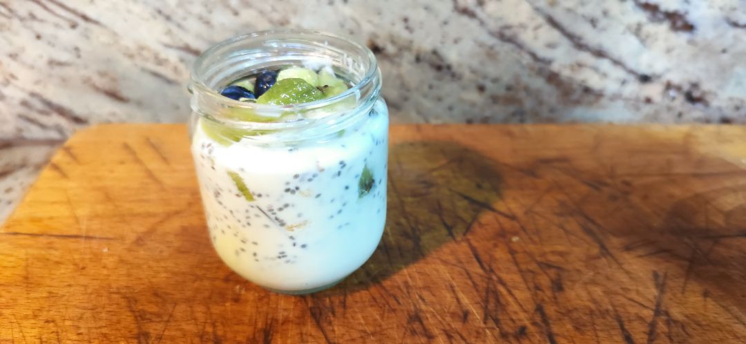 Yogurt de coco con frutas. Yogurt de coco con frutas.