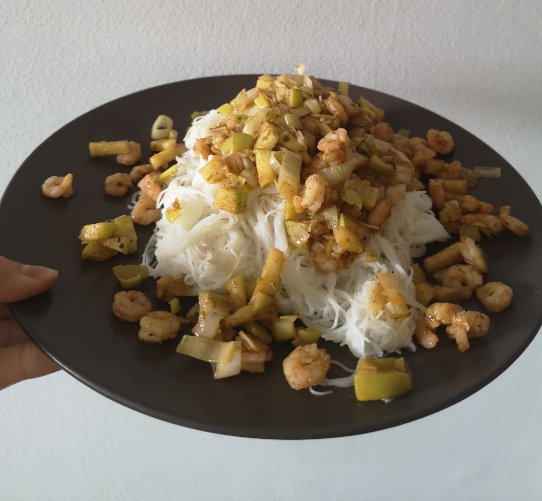 Noodles con camarones, puerro y manzana Noodles con camarones, puerro y manzana