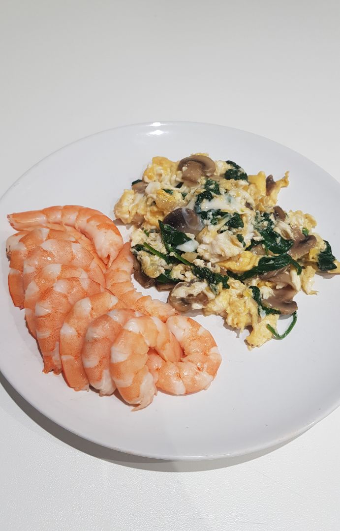 Langostino cocido con revuelto de champiñones y  espinacas