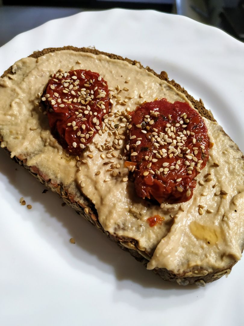 Tostada de hummus y tomate seco Tostada de hummus y tomate seco