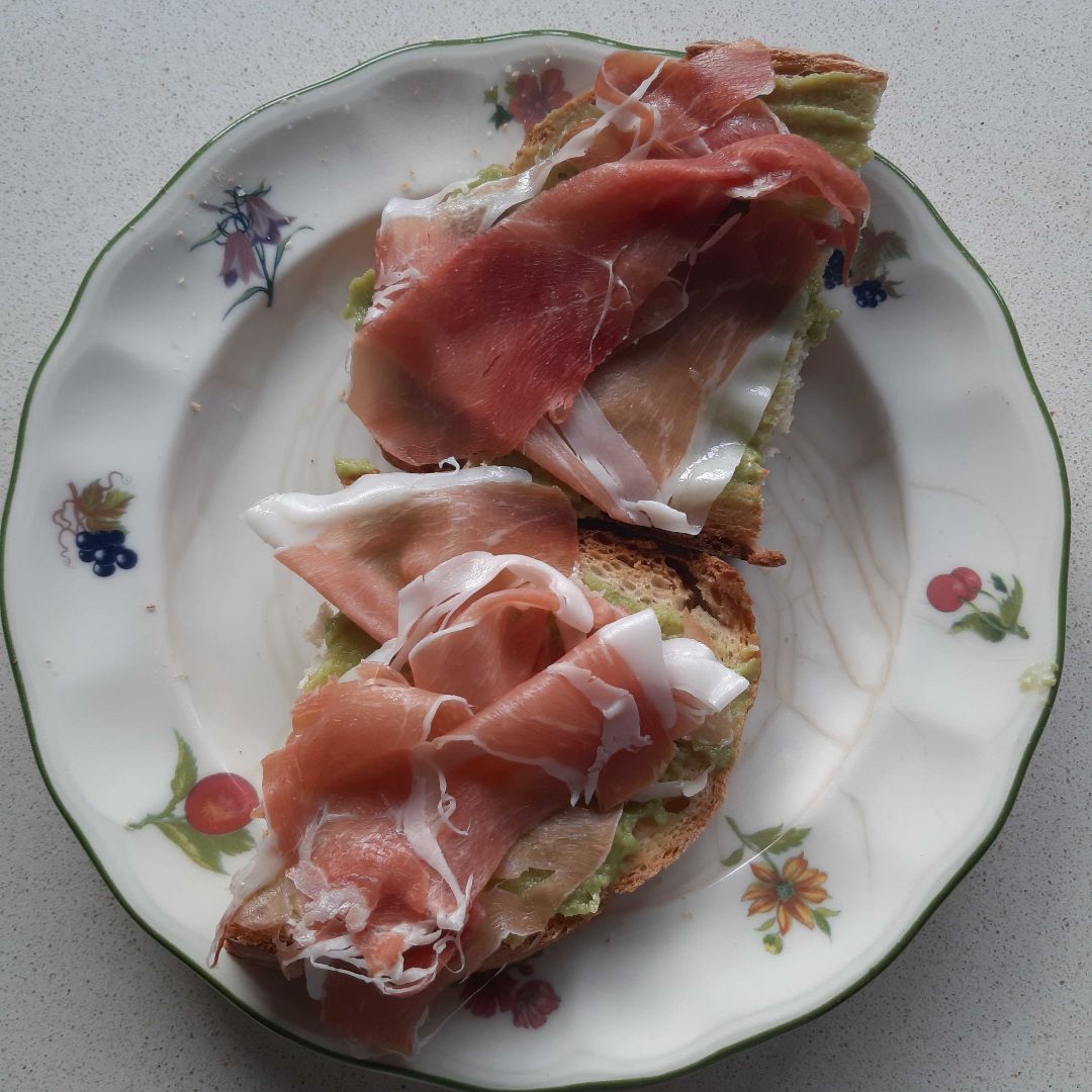 Tostadas con guacamole y jamón 