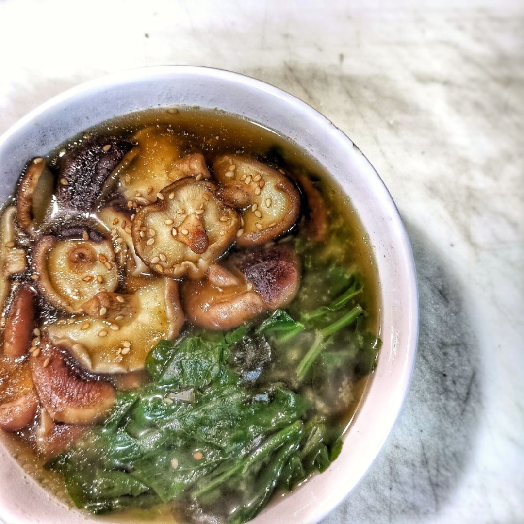 Sopa de Shitake y espinaca Sopa de Shitake y espinaca