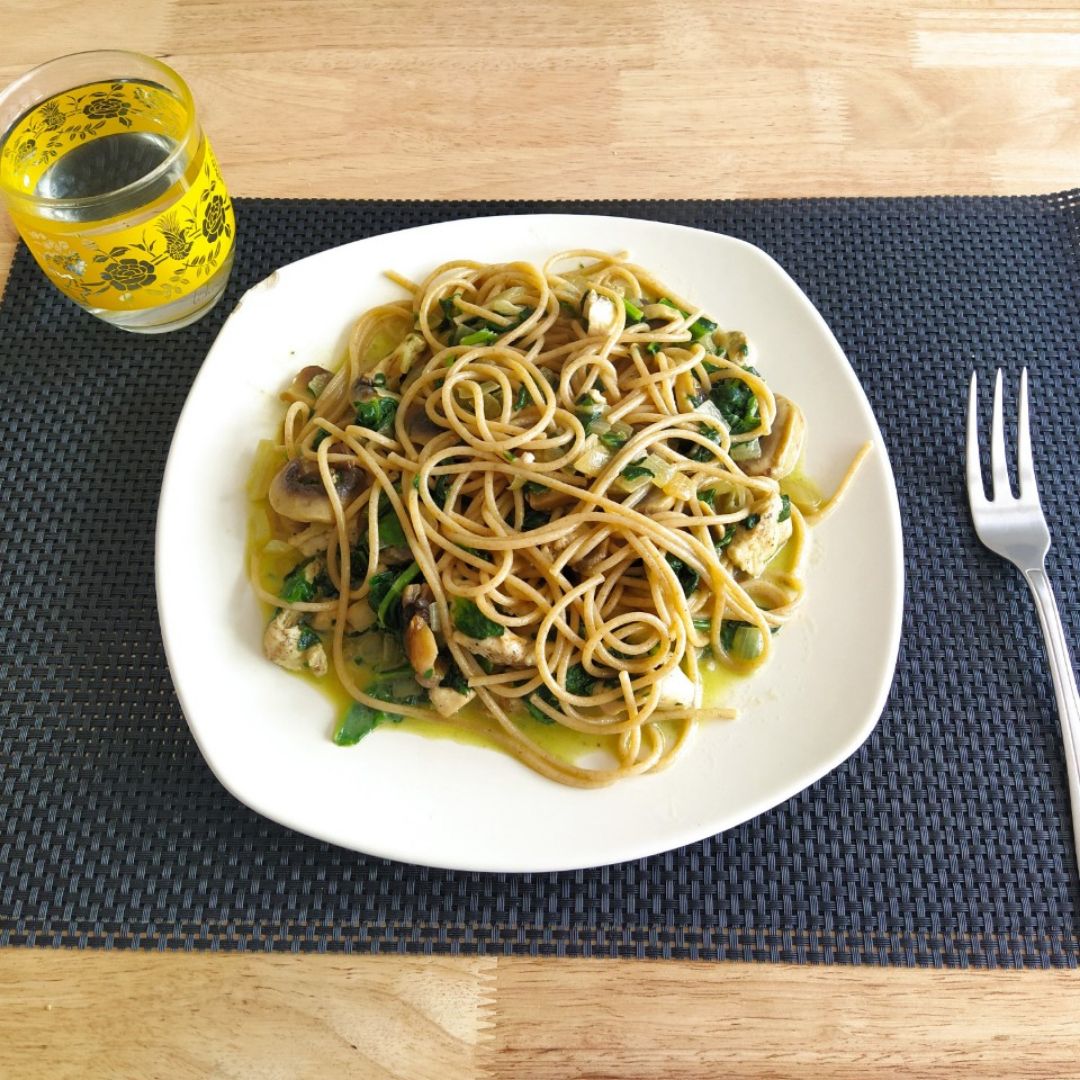 Pasta con espinacas, champiñones y pollo Pasta con espinacas, champiñones y pollo