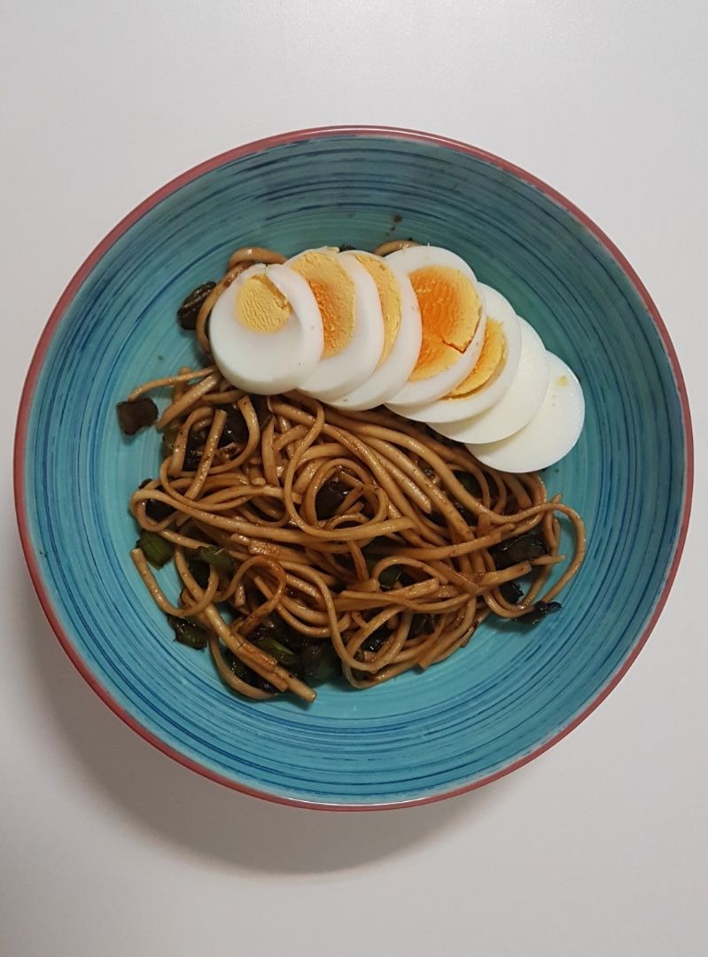 Noodles con pimiento y huevo duro Noodles con pimiento y huevo duro