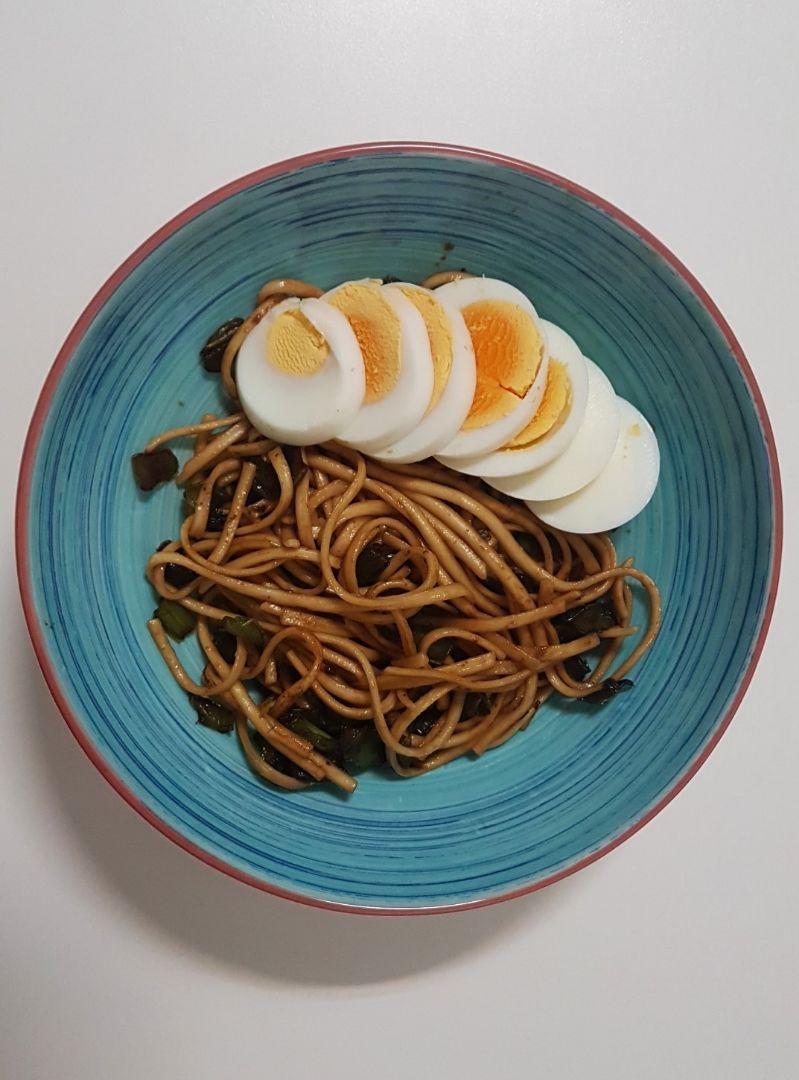 Noodles con pimiento y huevo duro