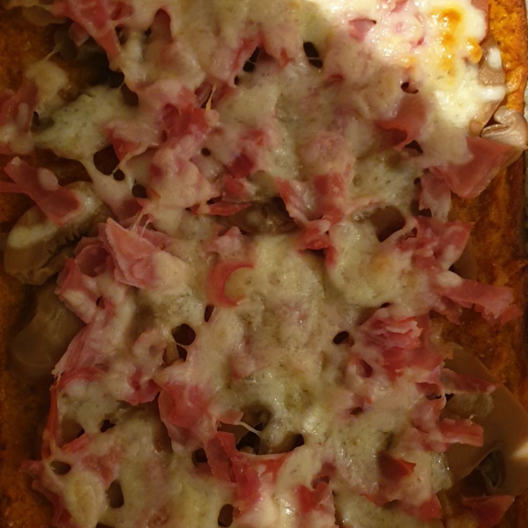 Pizza de base zanahoria con jamon cocido y champiñon Pizza de base zanahoria con jamon cocido y champiñon