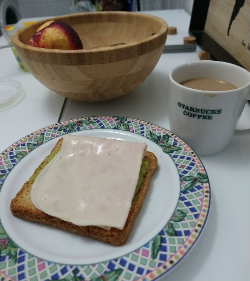 Tostada con guacamole y pechuga de pavo + café con leche Tostada con guacamole y pechuga de pavo + café con leche