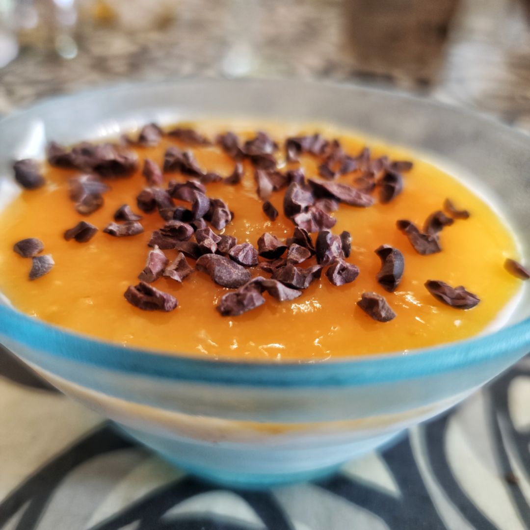 Yogur griego con puré de mango y nibs de cacao Yogur griego con puré de mango y nibs de cacao
