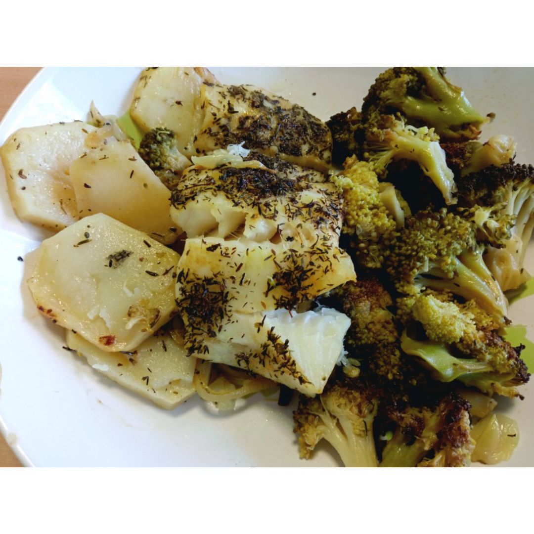 Merluza al horno con patata panadera y brócoli Merluza al horno con patata panadera y brócoli