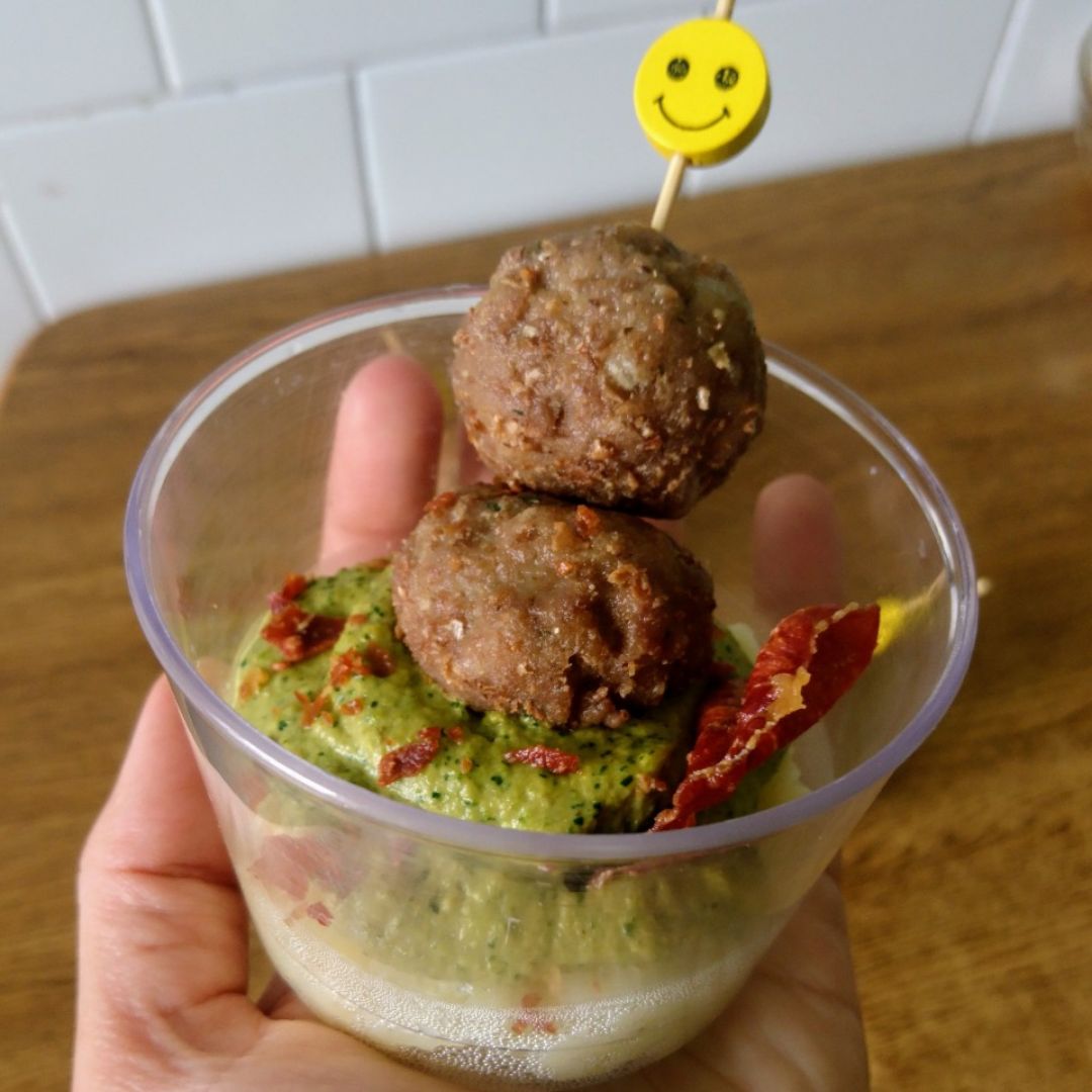 Albondigas, puré de patata y crema de pimientos Albondigas, puré de patata y crema de pimientos