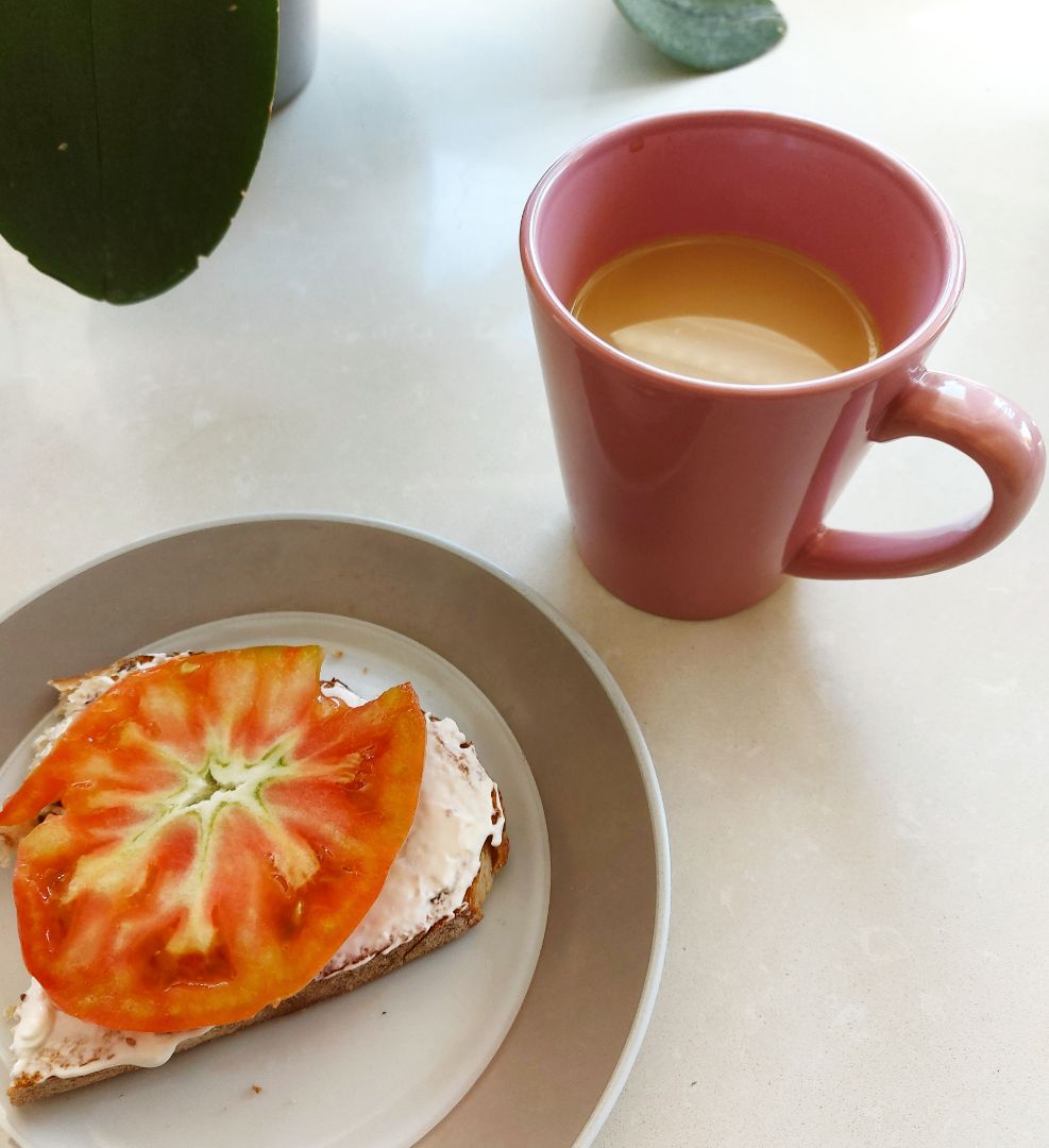 Café + Tostada con queso y tomate Café + Tostada con queso y tomate
