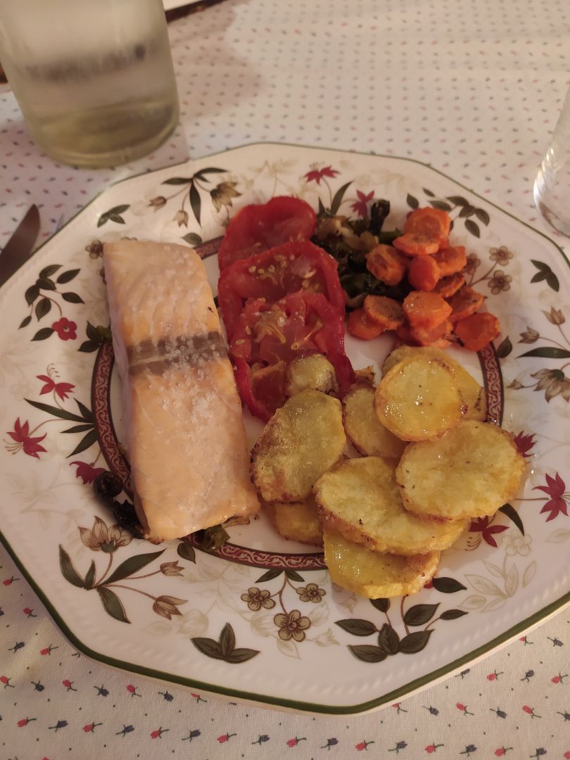 Salmón con verduras y patatas al horno