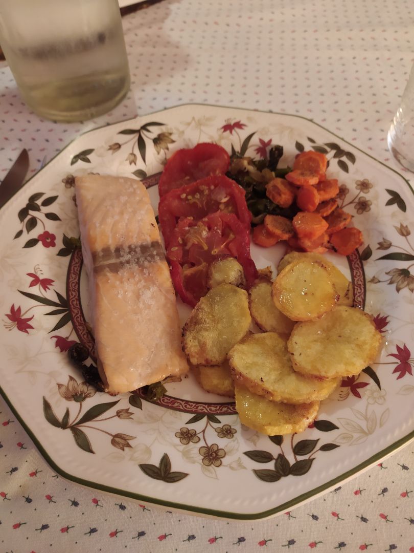 Salmón con verduras y patatas al horno Salmón con verduras y patatas al horno