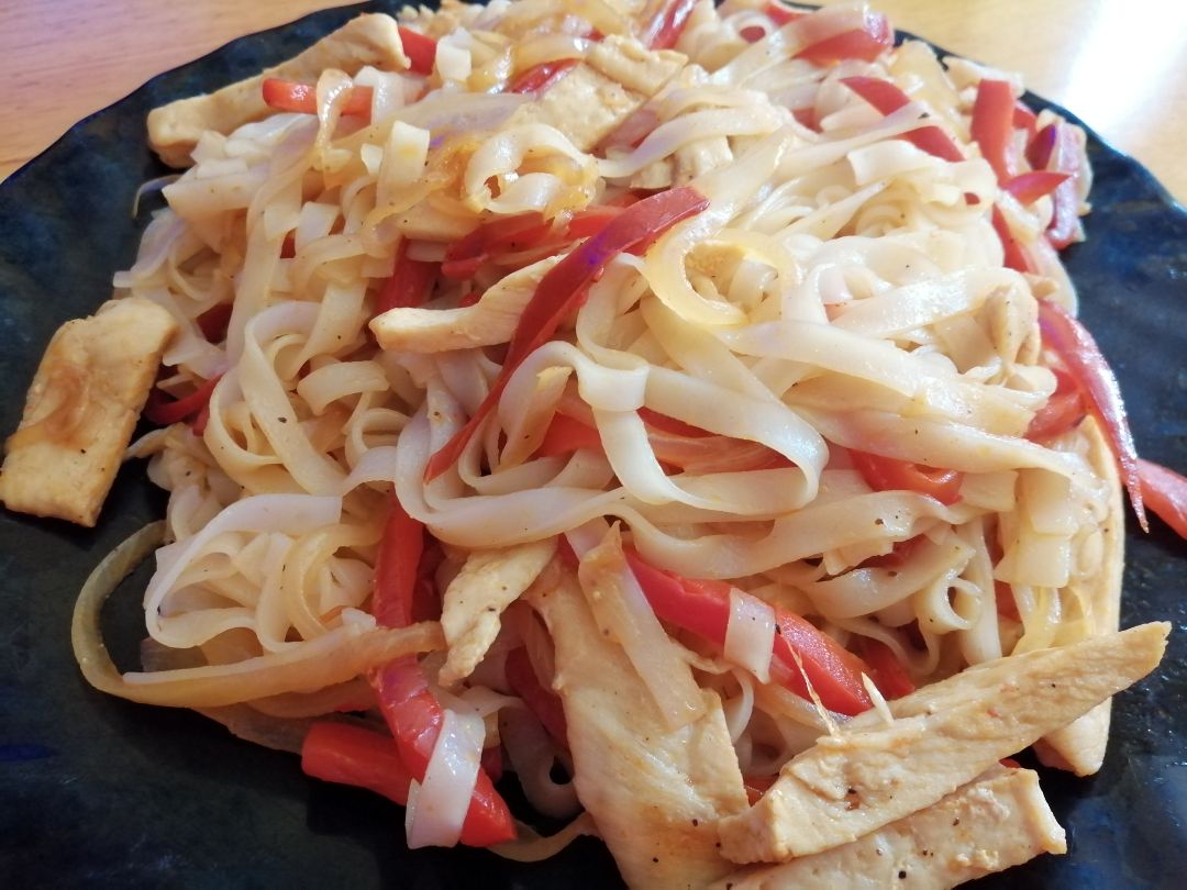 Noodles con verduras y pollo Noodles con verduras y pollo