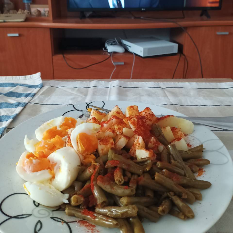 Judías verdes con patatas y huevo cocido Judías verdes con patatas y huevo cocido