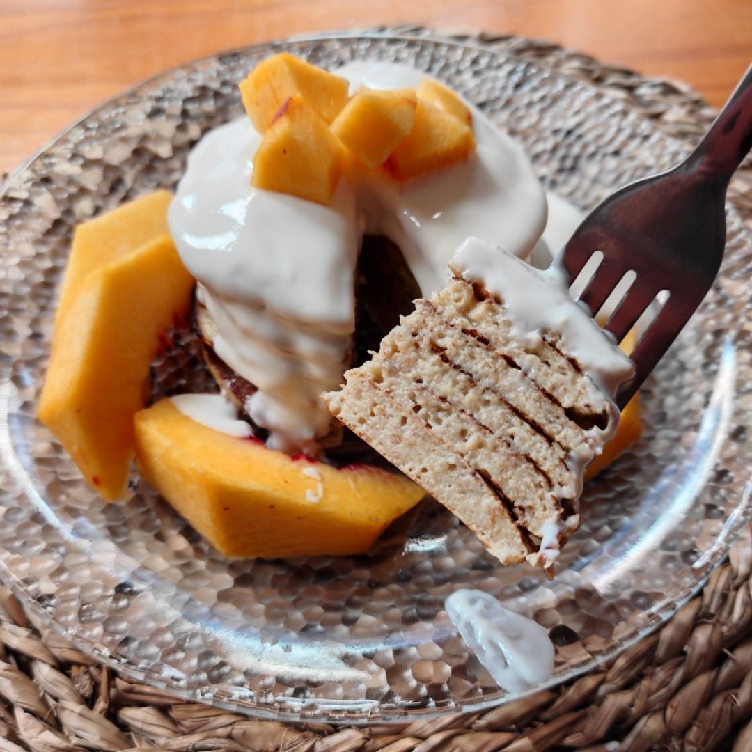 Tortitas de manzana y yogur con nectarina