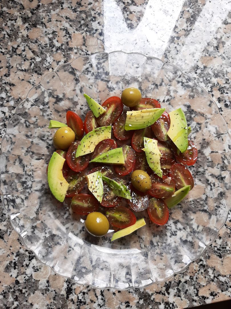 Ensalada de Cherrys, aguacate y aceitunas🥑🥗