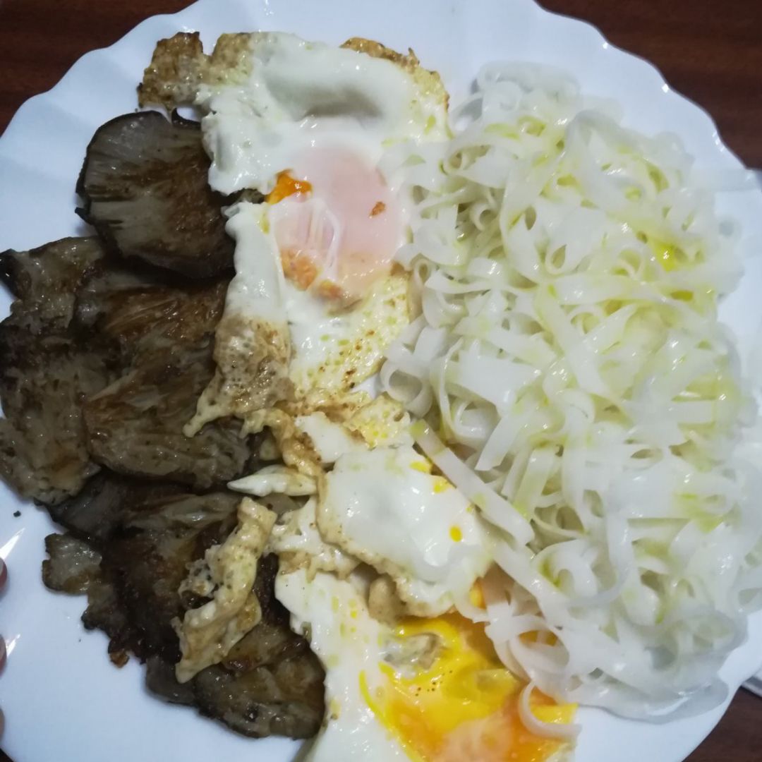 Setas, huevos y noodles Setas, huevos y noodles