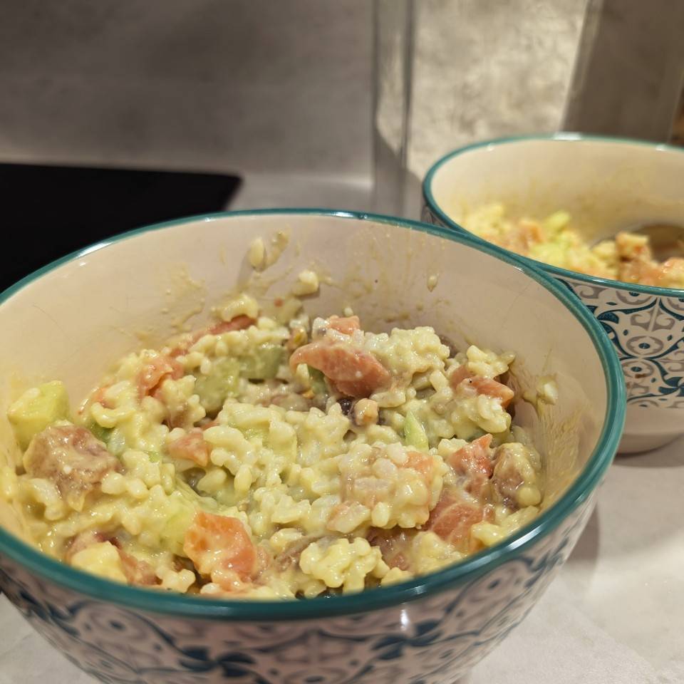Poke de salmón con salsa de aguacate Poke de salmón con salsa de aguacate