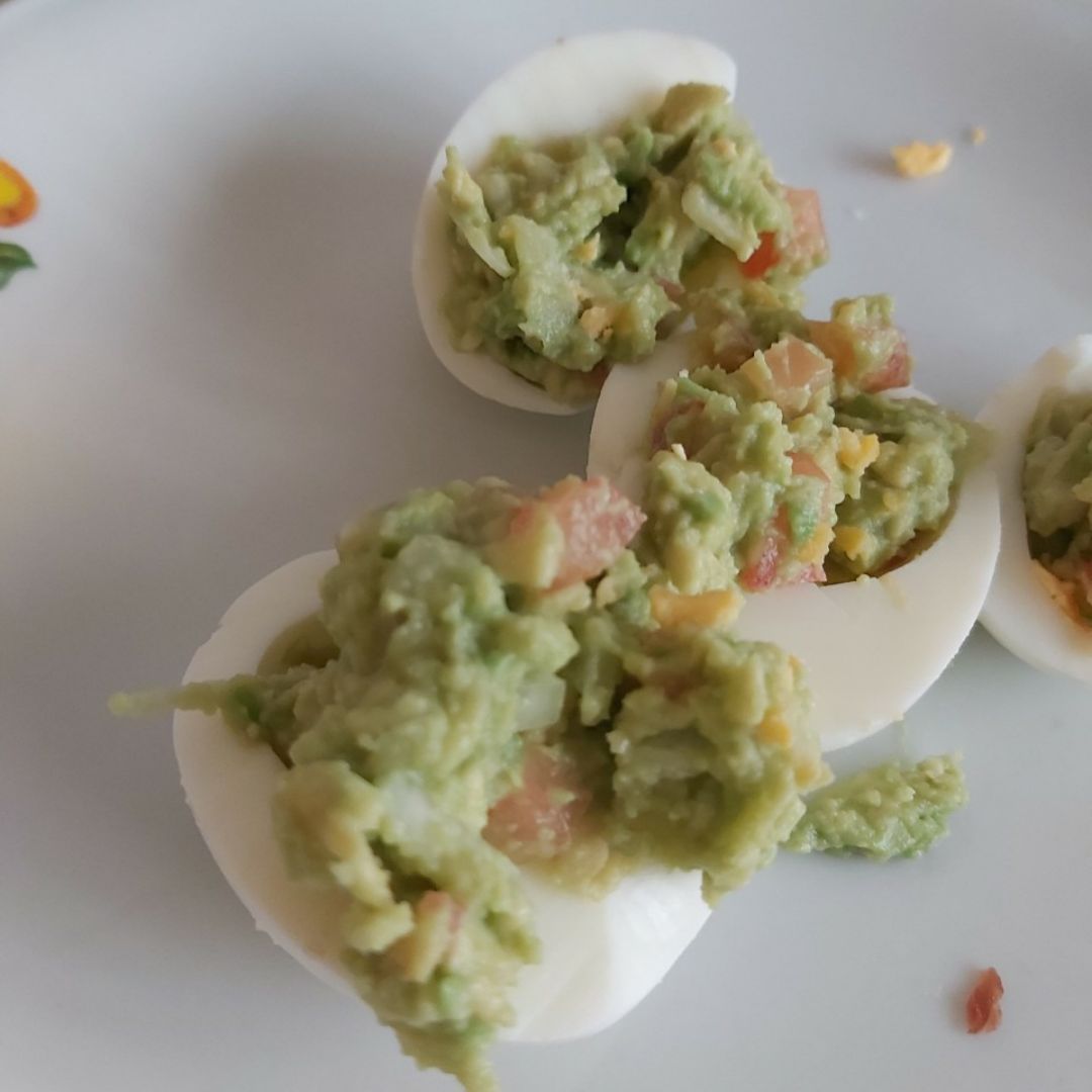 Huevos rellenos de guacamole Huevos rellenos de guacamole