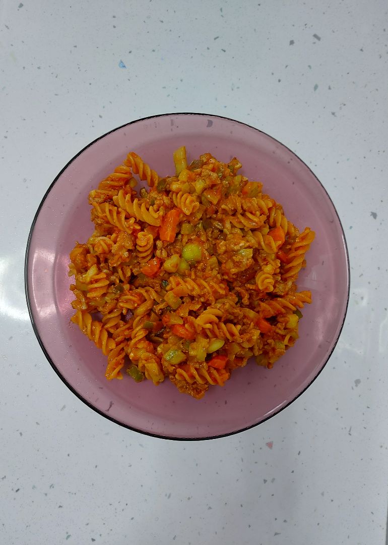 Fusilli de lenteja roja con carne picada de ternera y verduras Fusilli de lenteja roja con carne picada de ternera y verduras