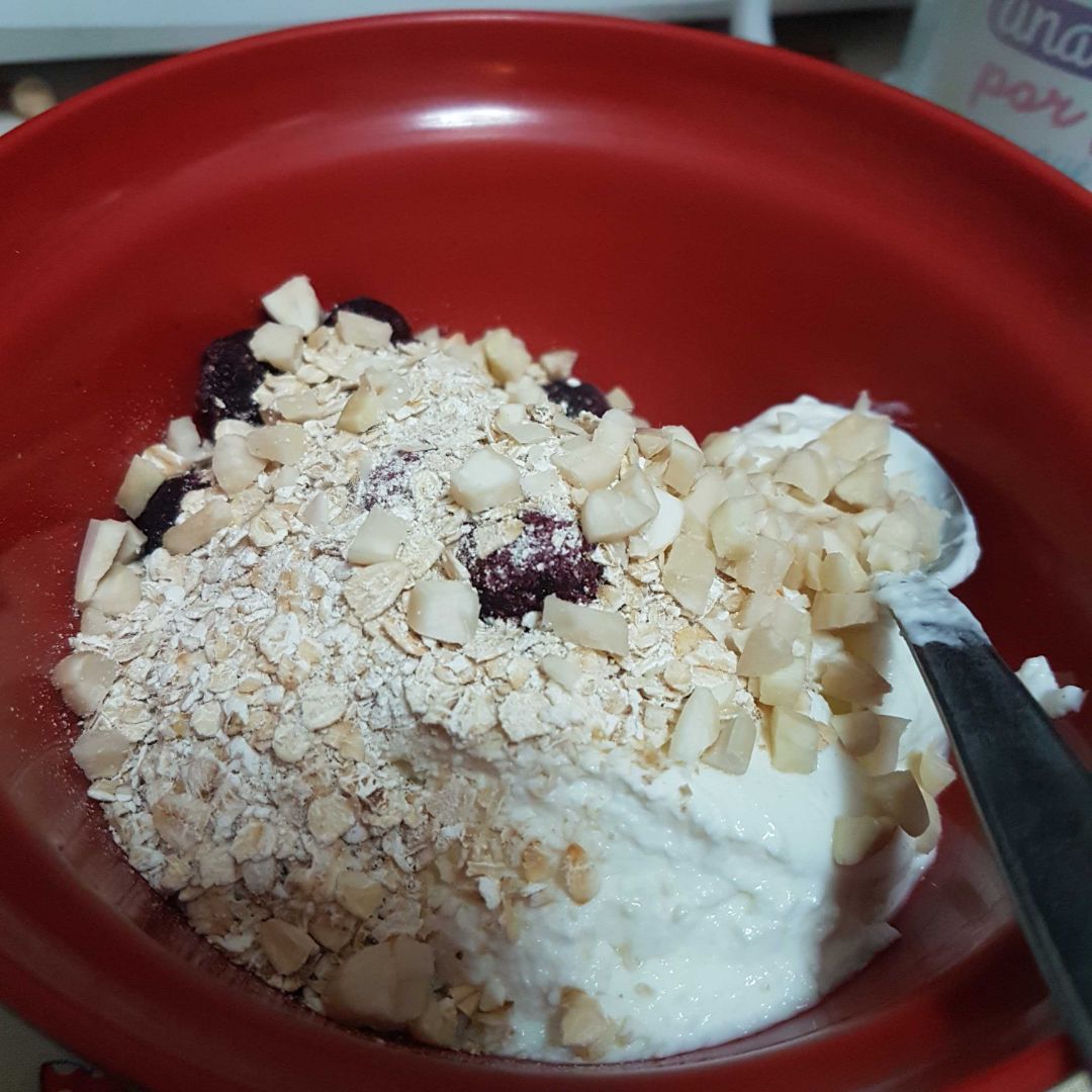 Yogurt con arándanos, copos de avena y almendras Yogurt con arándanos, copos de avena y almendras
