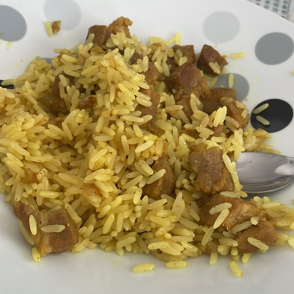 Arroz cocido con trozos de carnes de cabeza con especies de pinchitp Arroz cocido con trozos de carnes de cabeza con especies de pinchitp