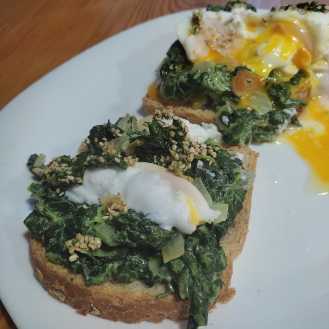 Tostadas con espinacas y fallido huevo poché Tostadas con espinacas y fallido huevo poché
