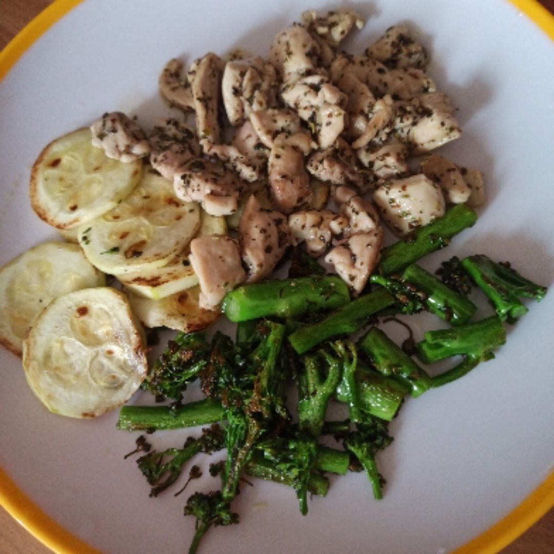 Bimi, calabacín y pollo. Comida Rica exprés Bimi, calabacín y pollo. Comida Rica exprés