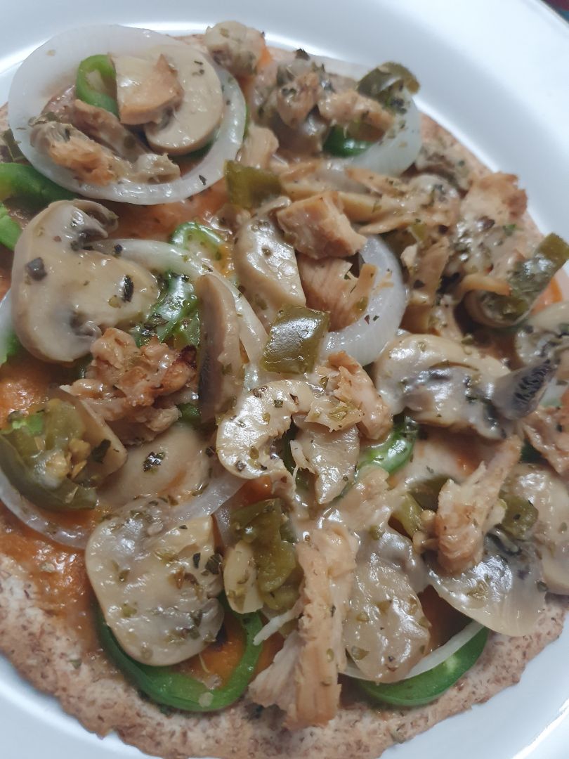 Pizzeta de verdura y pollo con jalapeños Pizzeta de verdura y pollo con jalapeños